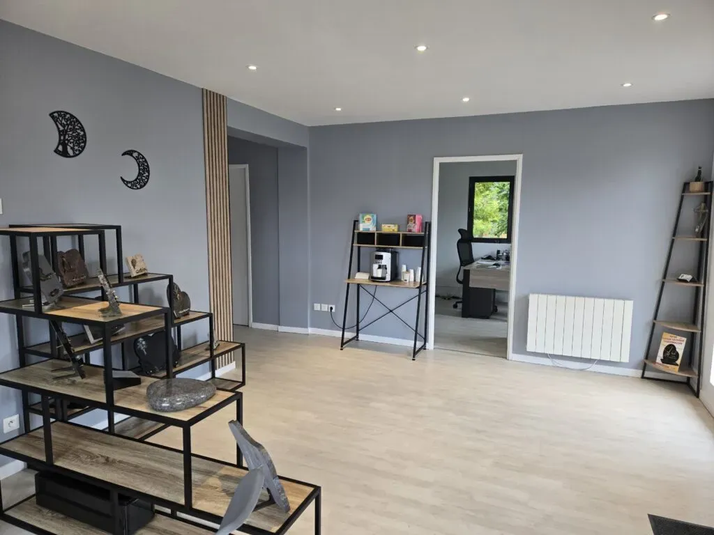 Intérieur de l'agence funéraire avec étagères d'articles funéraires et coin accueil