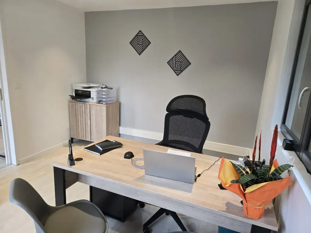 Bureau de rendez-vous d'agence funéraire avec ordinateur portable et chaise ergonomique