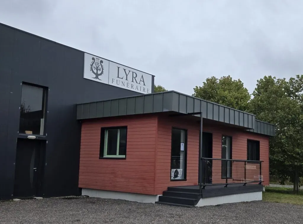 Entrée principale et bâtiment moderne de l'agence Lyra Funéraire