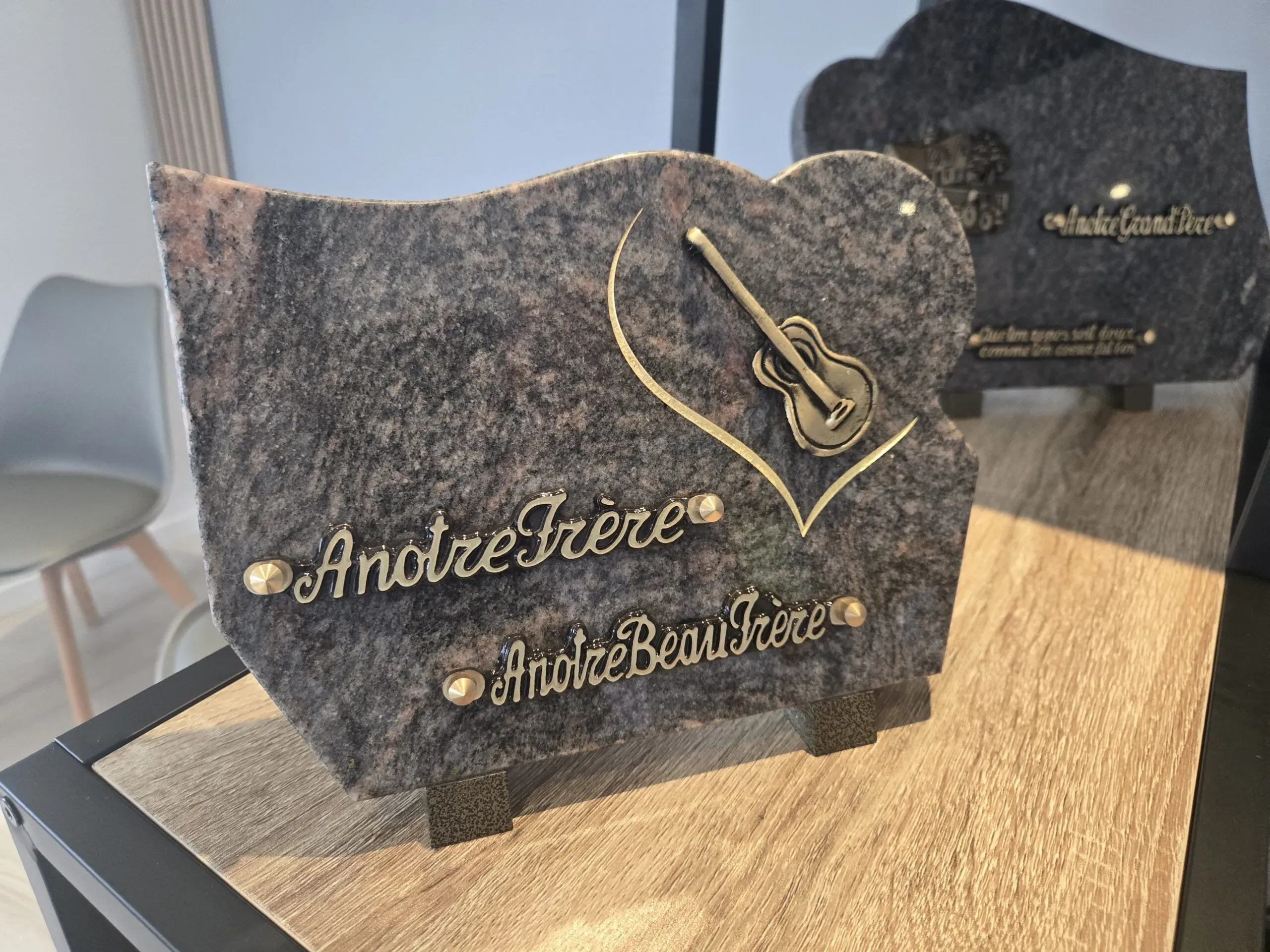 Plaque funéraire en granite avec guitare sculptée en bronze