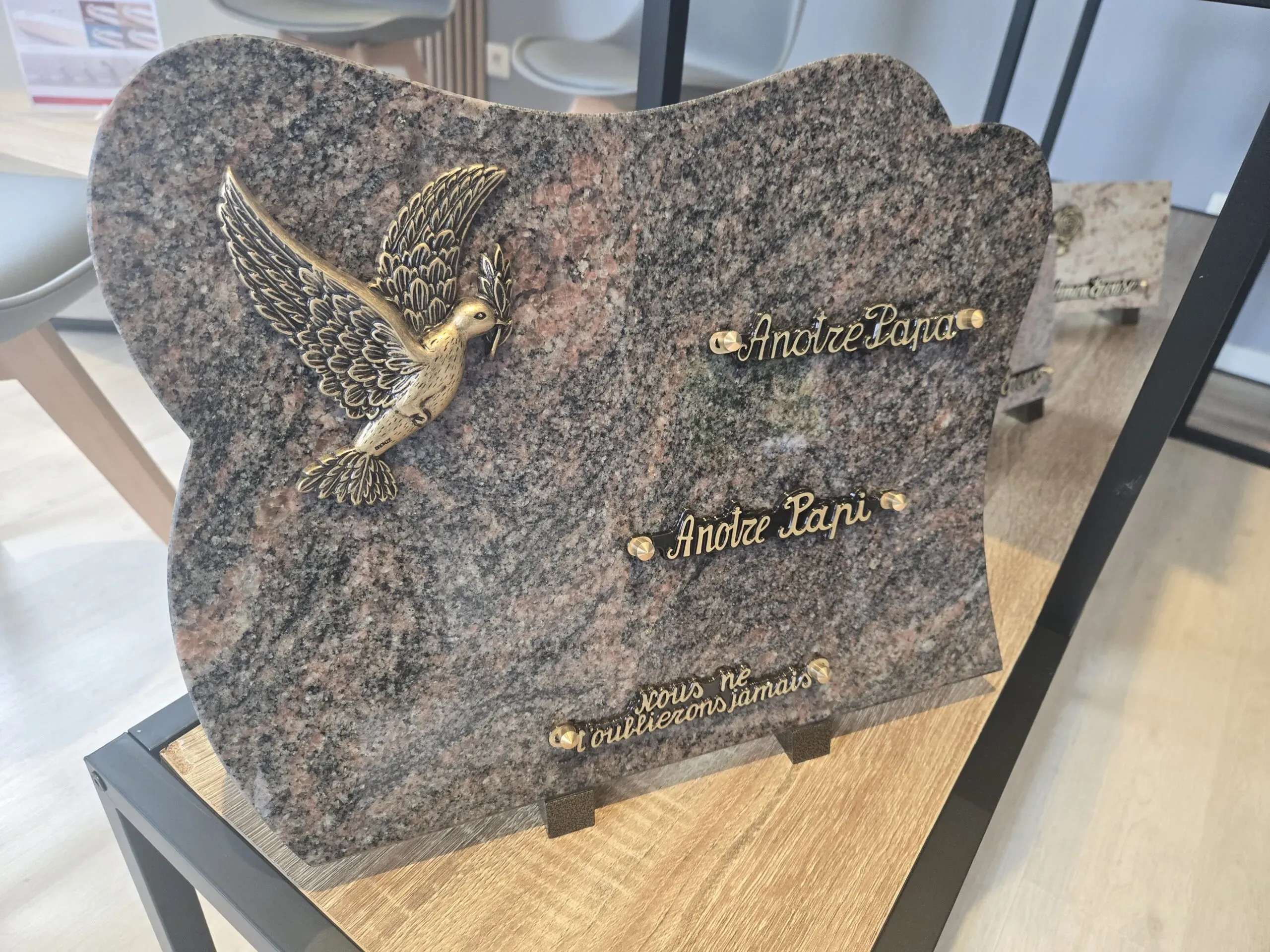 Plaque commémorative en granite avec dorure de colombe de la paix