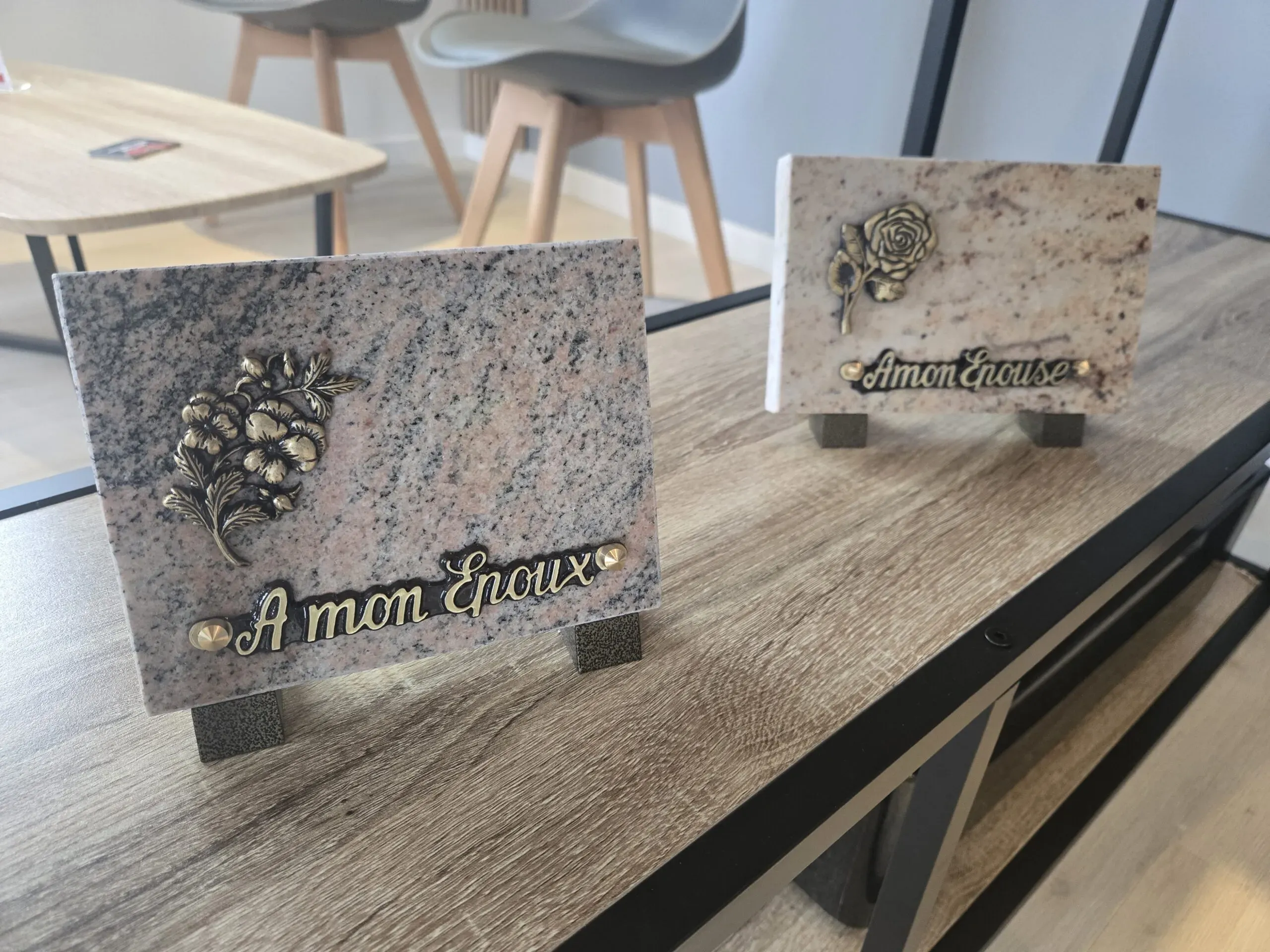 Plaques funéraires rectangulaires en granite avec inscriptions dorées