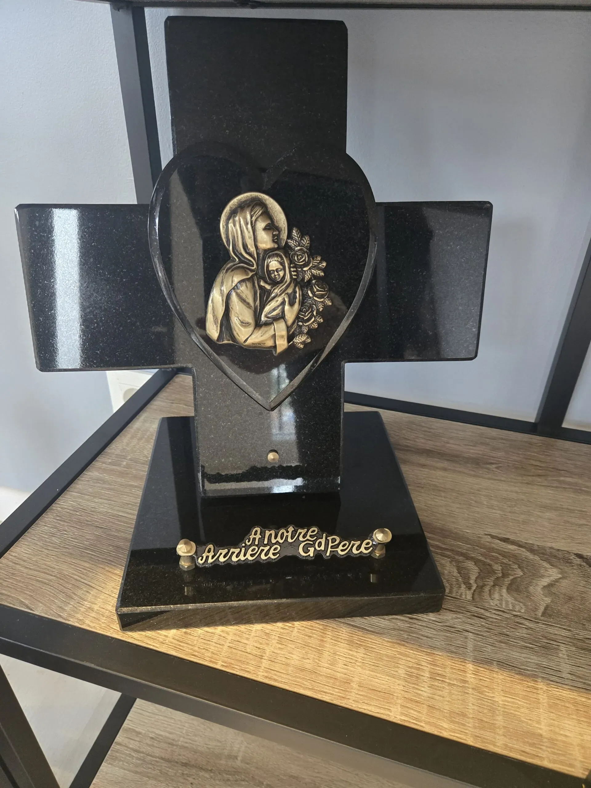 Plaque funéraire en croix avec cœur en granite noir, représentation de la Sainte Vierge