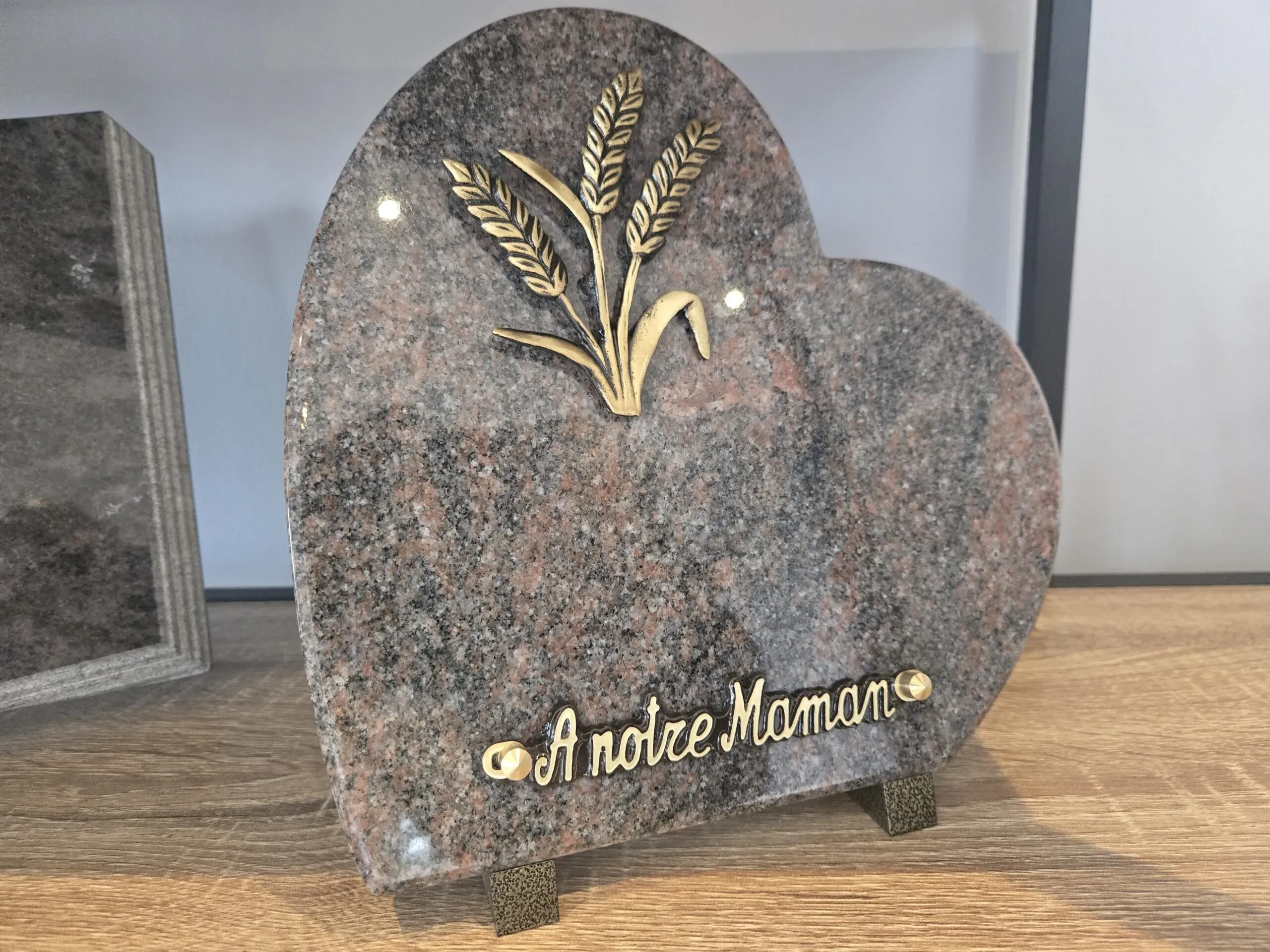 Plaque funéraire en granite en forme de cœur avec gravure d'épis de blé