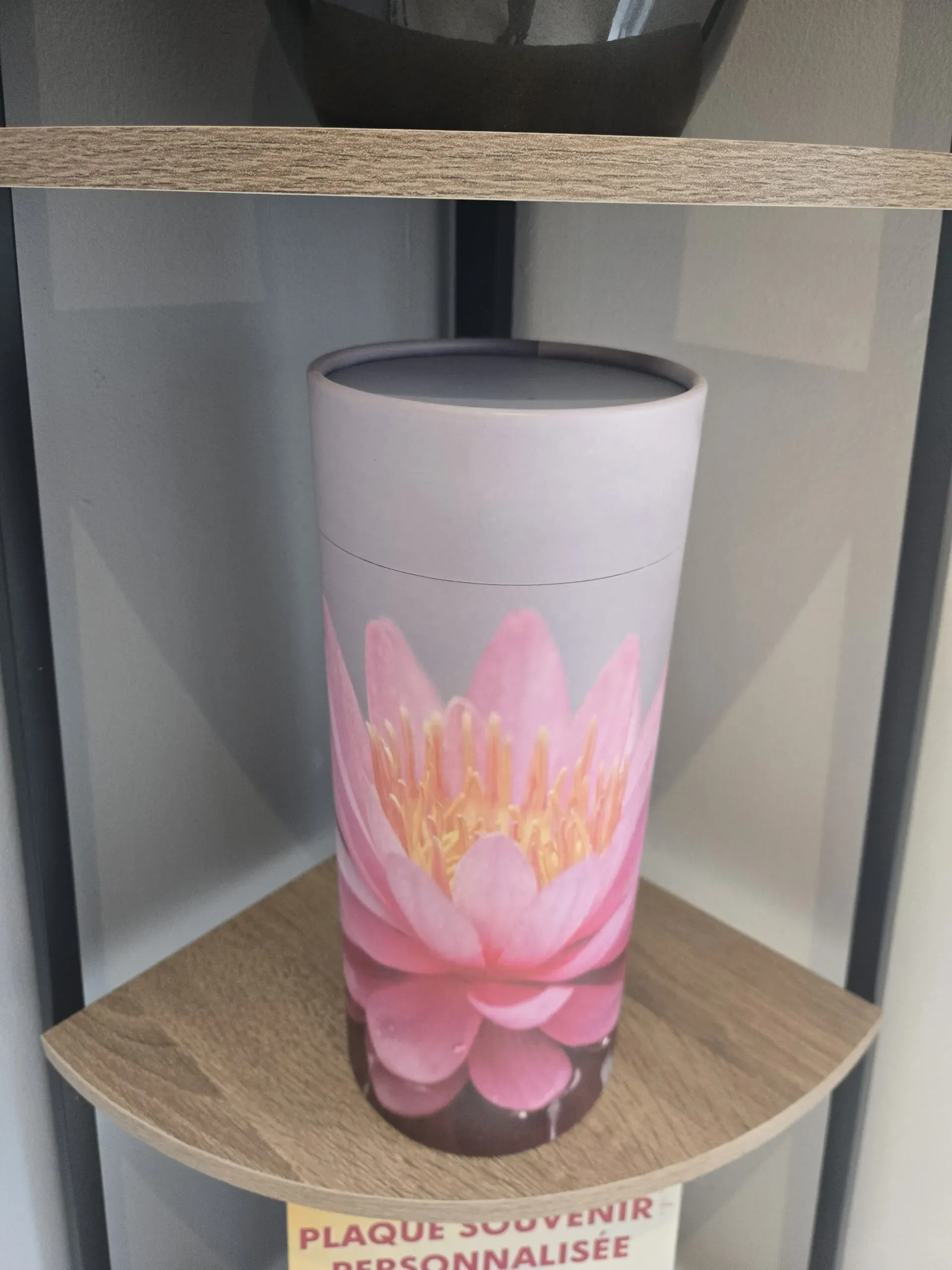 Urne ou tube funéraire cylindrique avec motif de fleur de lotus rose.