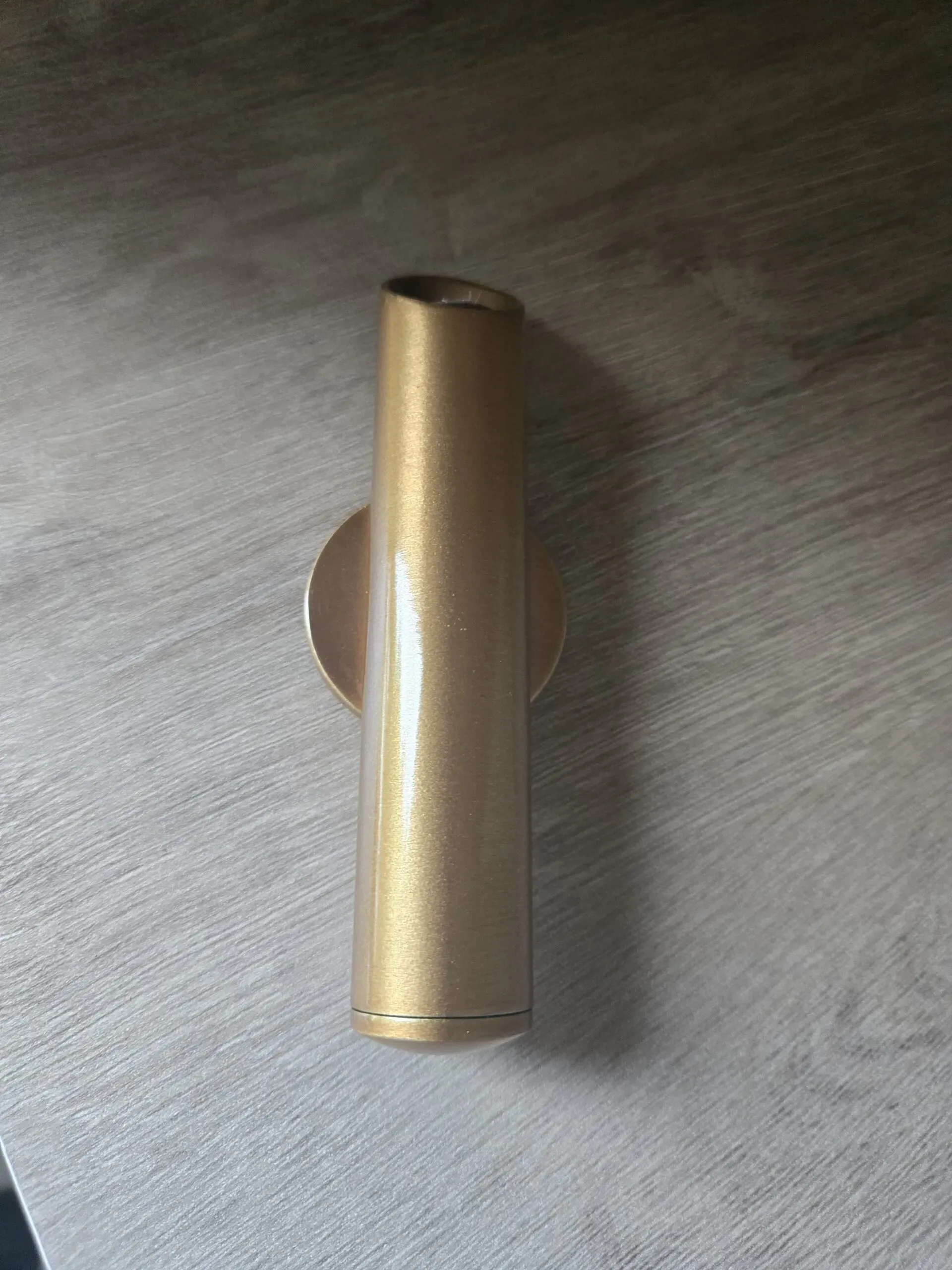 Vase soliflore cylindrique métallique doré pour monument funéraire.