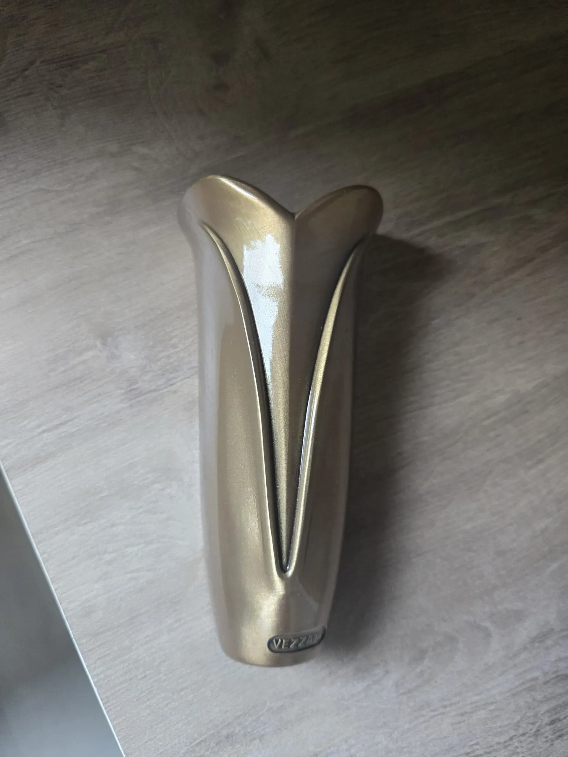 Vase funéraire en bronze ou métal doré à forme élancée de type pétale ou fleur.