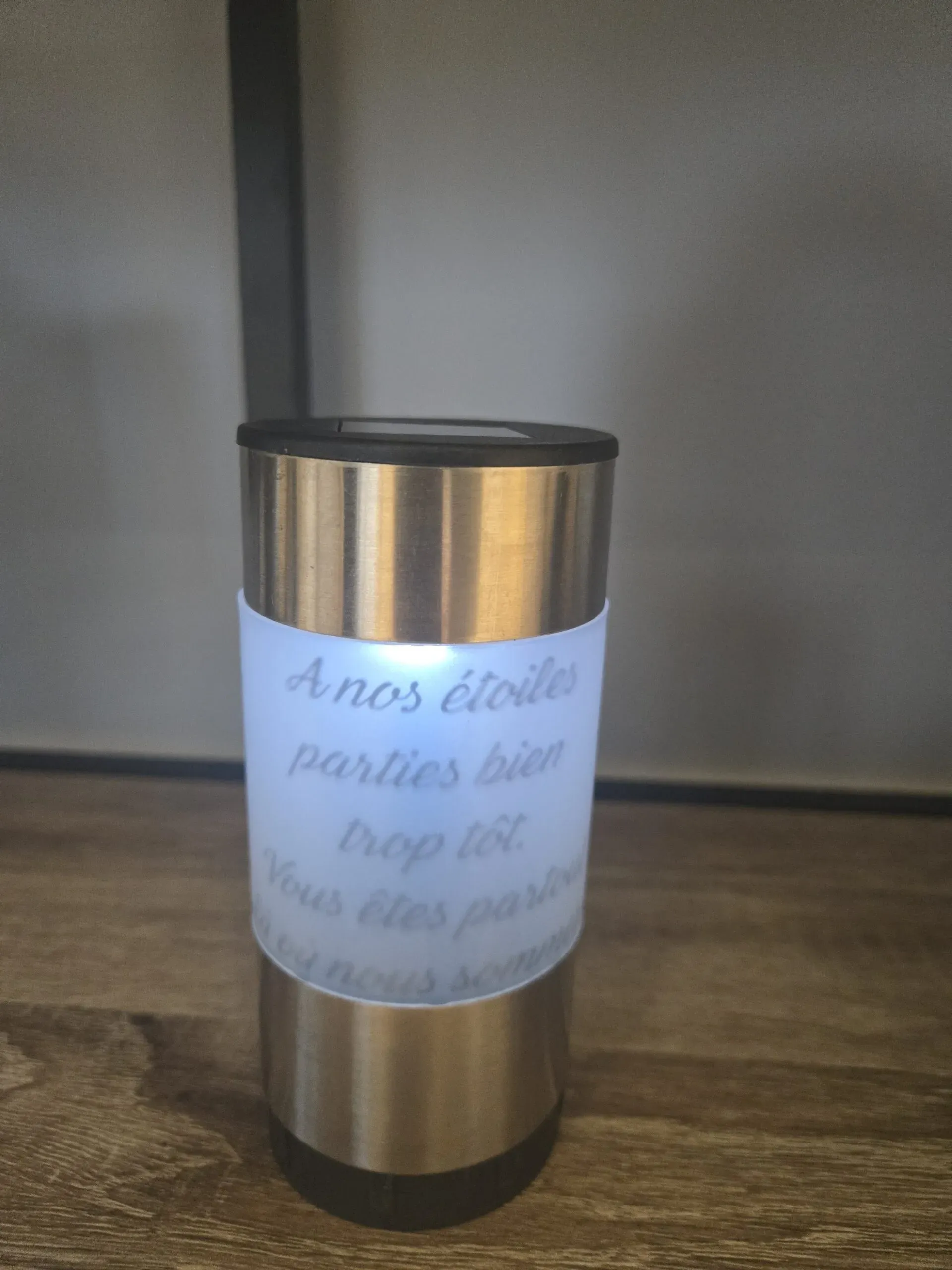 anterne funéraire solaire en inox avec texte d'hommage gravé