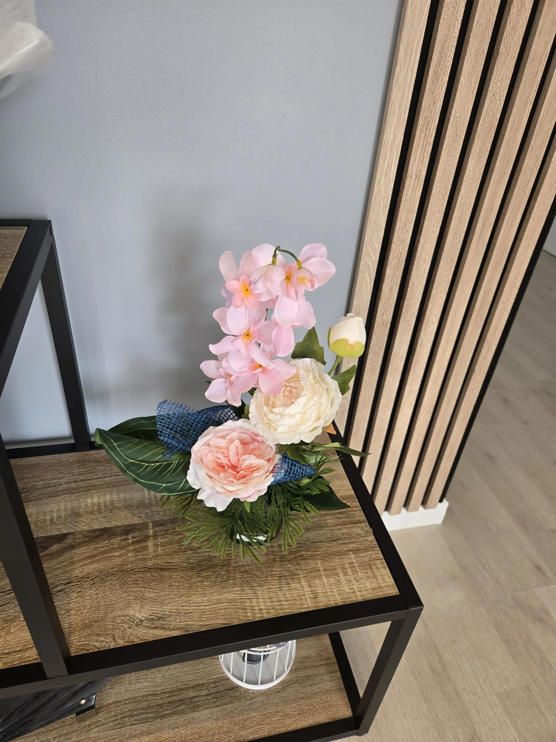 Petit arrangement floral artificiel pour tombe avec pivoines et orchidées roses