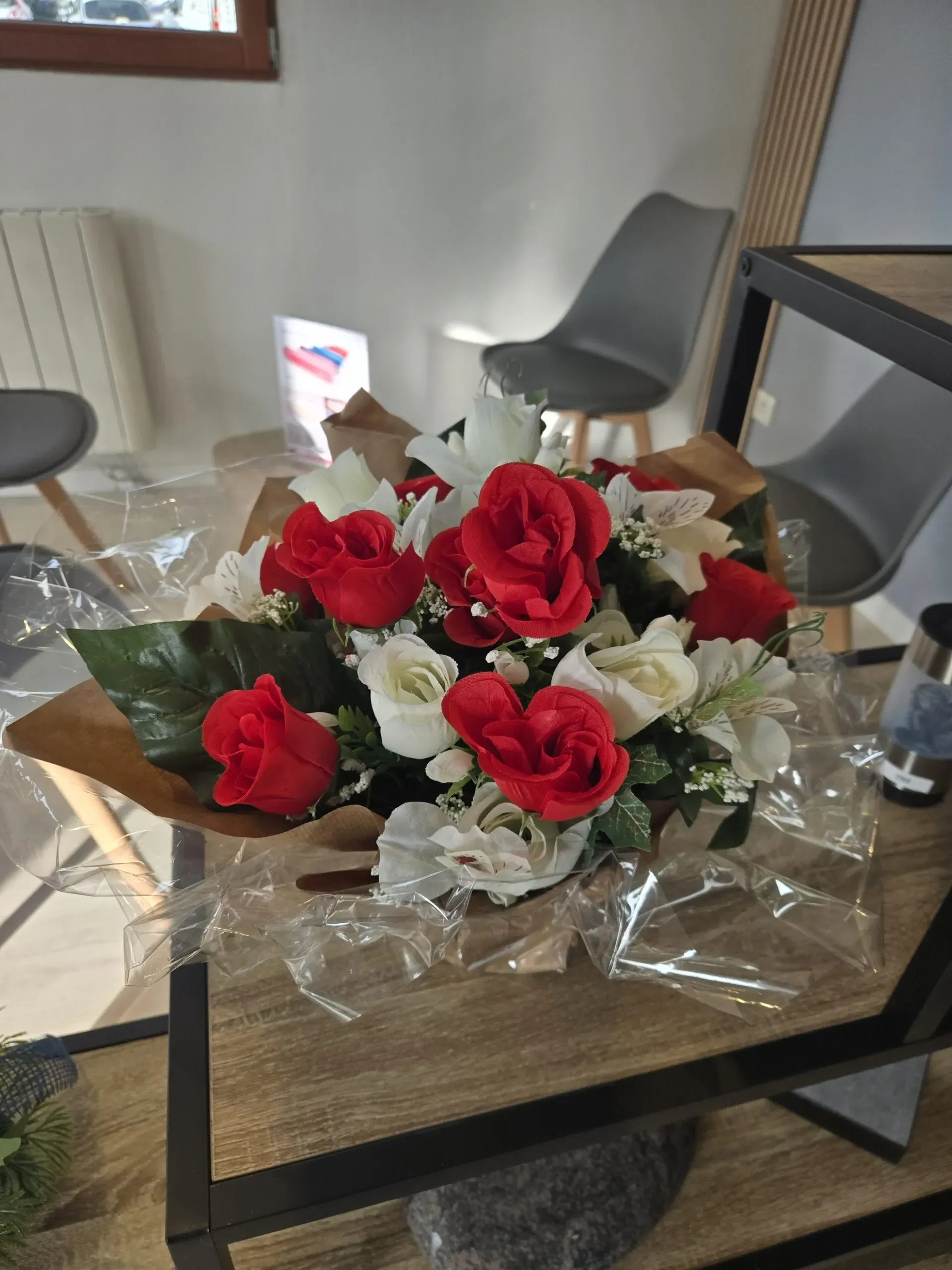 Composition florale artificielle de deuil avec roses rouges et fleurs blanches