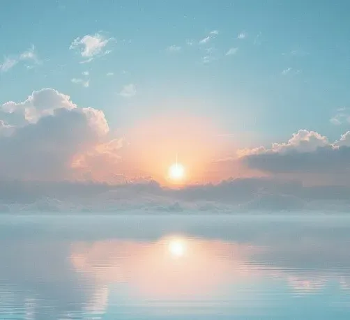 Lever de soleil pastel se reflétant sur une mer calme et embrumée