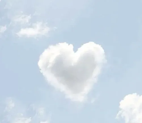 Nuage blanc en forme de cœur dans un ciel bleu clair